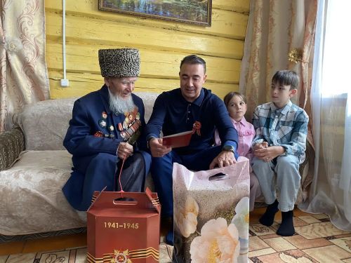 Глава Буинского района поздравил ветеранов Великой Отечественной войны с наступающим Днем Победы.