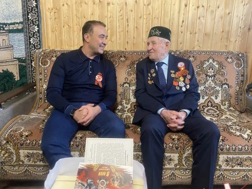 Глава Буинского района поздравил ветеранов Великой Отечественной войны с наступающим Днем Победы.