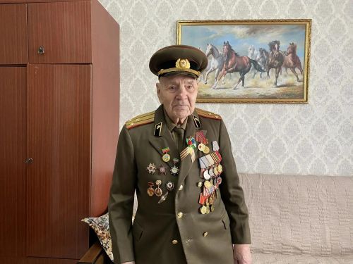 Глава Буинского района поздравил ветеранов Великой Отечественной войны с наступающим Днем Победы.
