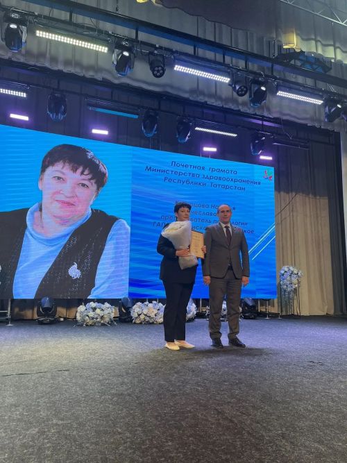 «Казан егетләре» төркеменнән җырлар, район һәм дәваханә җитәкчелегеннән рәхмәт сүзләре. Буада медицина хезмәткәрләрен тәбрикләделәр