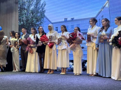 Бүген Буада медицина училищесын тәмамлаган егет һәм кызлар дипломнар алдылар