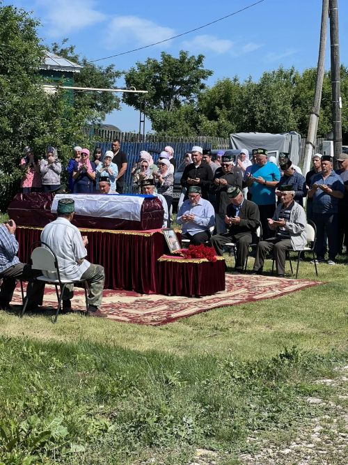 Буинск и село Черки Кощаково простились с погибшим героем Айратом Мингазовым