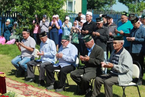 Буинск и село Черки Кощаково простились с погибшим героем Айратом Мингазовым