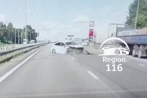 Hyundai врезался в грузовик на трассе в Татарстане – ДТП попало на видео