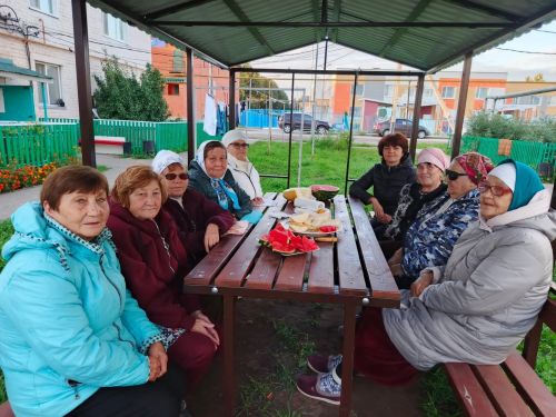 Две многоэтажки на разных улицах Буинска делят один общий двор. Жильцы 66 квартир здесь живут как одна большая семья