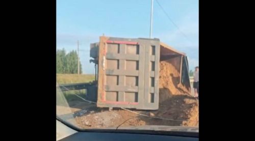 Самосвал с песком опрокинулся на бок у платной трассы в Татарстане