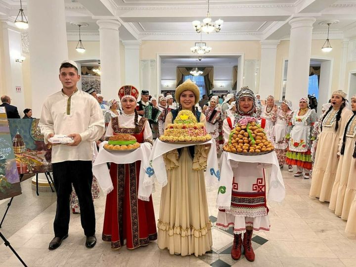 «Дерево желаний» и гости в национальных костюмах: Буинск показал в Казани культуру района