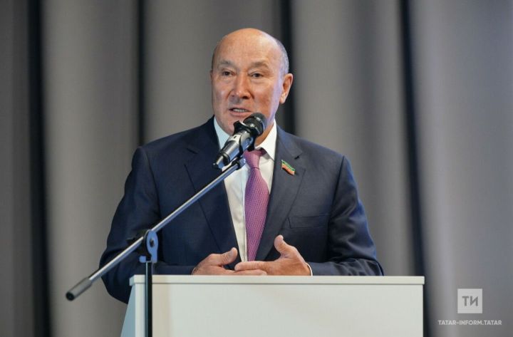 Марат Әхмәтов Татарстан мәктәпләрендә милли эчтәлеккә контрольне көчәйтергә кушты