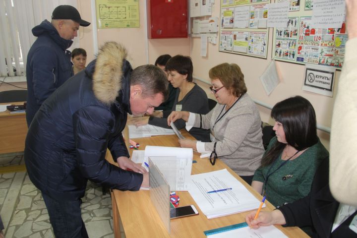 Глава муниципального района Марат Зяббаров в первой половине дня проголосовал на Сайдашевском участке номер 1182 (ФОТО, ВИДЕО)