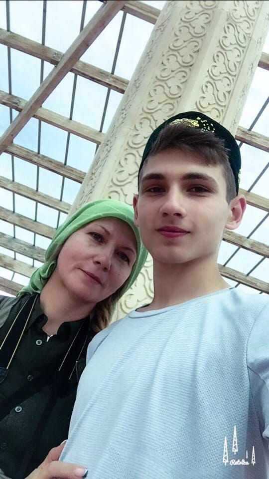 Буинский  школьник Алан Тедеев трогательно поздравил свою маму