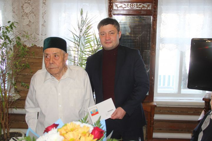 В Буинске с 90 летним юбилеем поздравили Мансура Фатхуллина