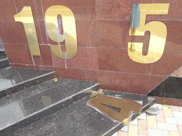 Какая цифра «пропала» с мемориала в центре города?