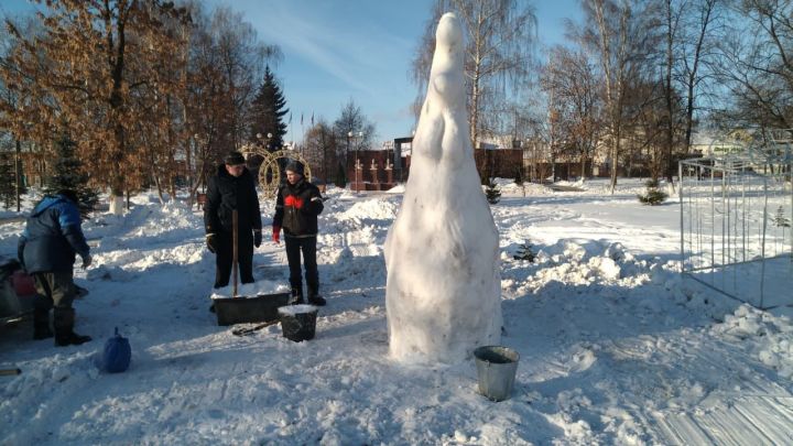 Сегодня в парках появились зайцы, петухи, бычки (+ фото)