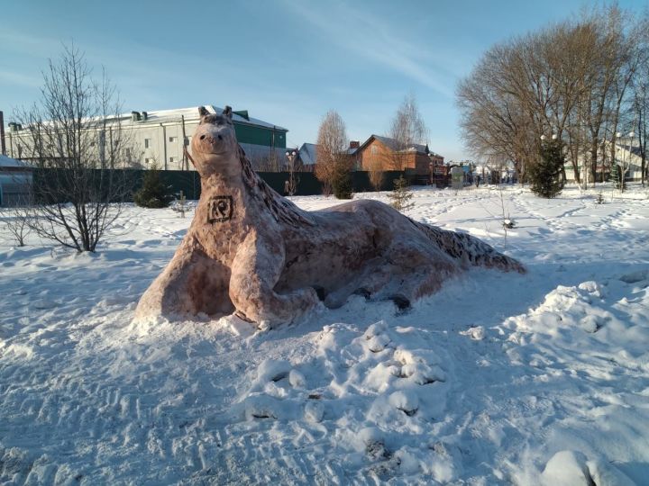 Сегодня в парках появились зайцы, петухи, бычки (+ фото)