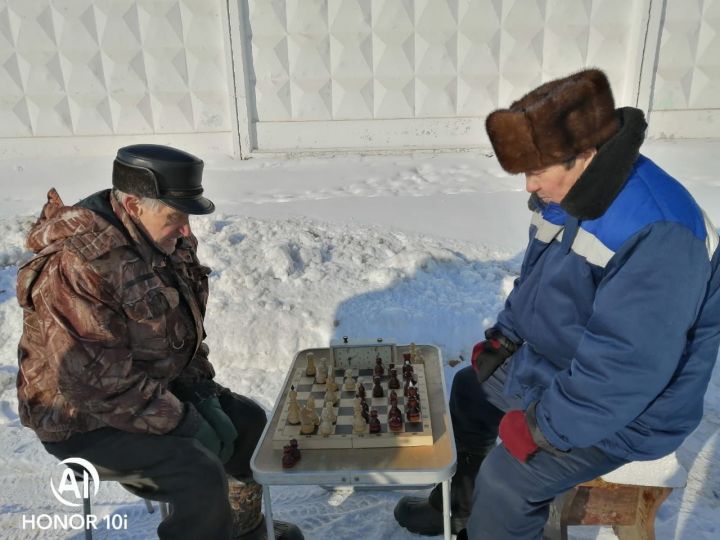 Каждое воскресенье недалеко от Центрального рынка Буинска за прилавком мужчины играют в шахматы (+фото)