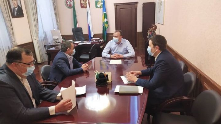 Сегодня руководитель Буинского района Ранис Камартдинов встретился с представителем резидента промпарка "Буинск"