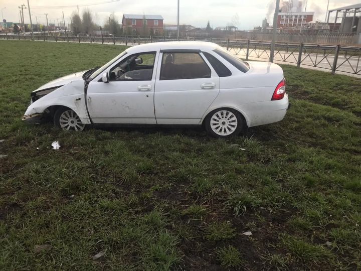 В Буинске автомобиль врезался в ограждение (+фото)