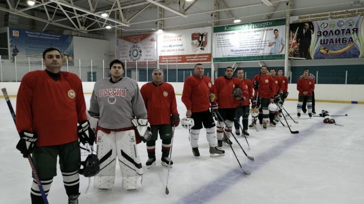 В Буинске организовали товарищеский матч по хоккею фото