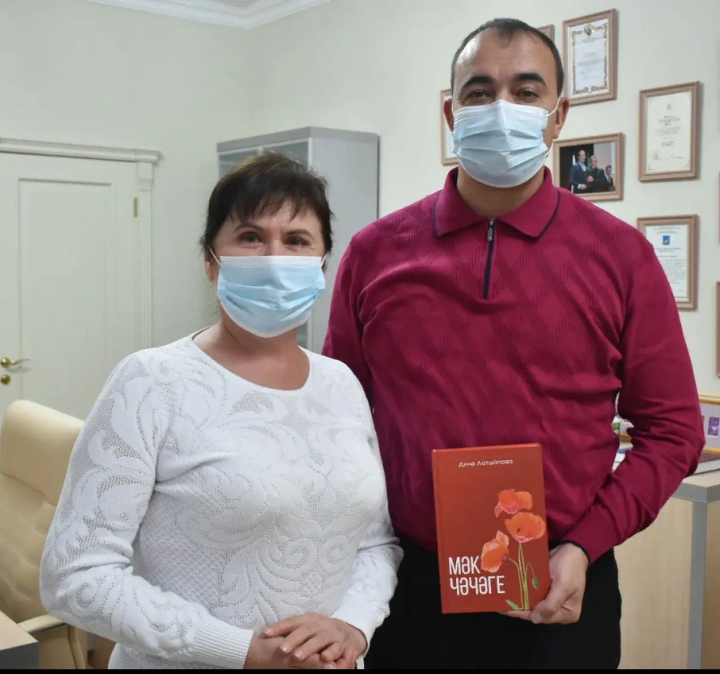 Наша землячка Дина Латыпова подарила свою первую книгу главе Буинского района Ранису Камартдинову&nbsp;