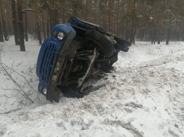 На автодороге Буинск-Адав-Тулумбаево опрокинулся грузовик (+фото)