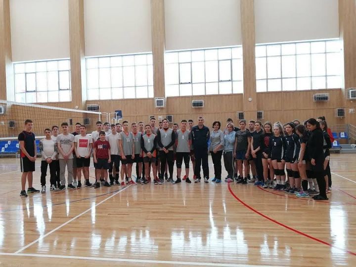 Заслуженный тренер РФ Рафик Мурзаков встретился с юными волейболистами Буинска