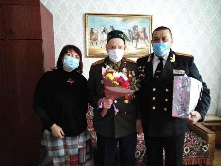 Руководство Буинского района поздравило ветеранов с Днём защитника Отечества