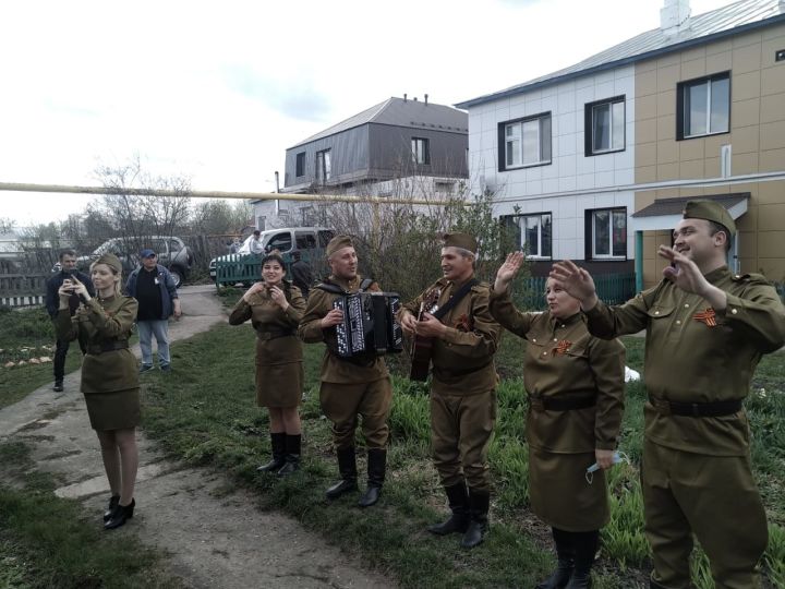 В Буинске перед домами ветеранов исполняли песни (ФОТО, ВИДЕО)