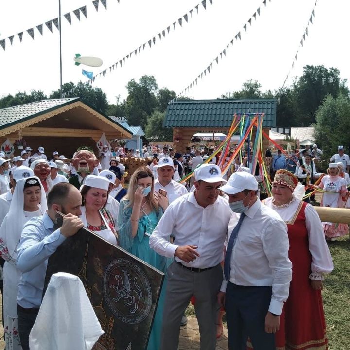 На Казанском Сабантуе буинцы тепло, с большим уважением встретили бывшего главу района, министра сельского хозяйства и продовольствия РТ Марата Зяббарова.