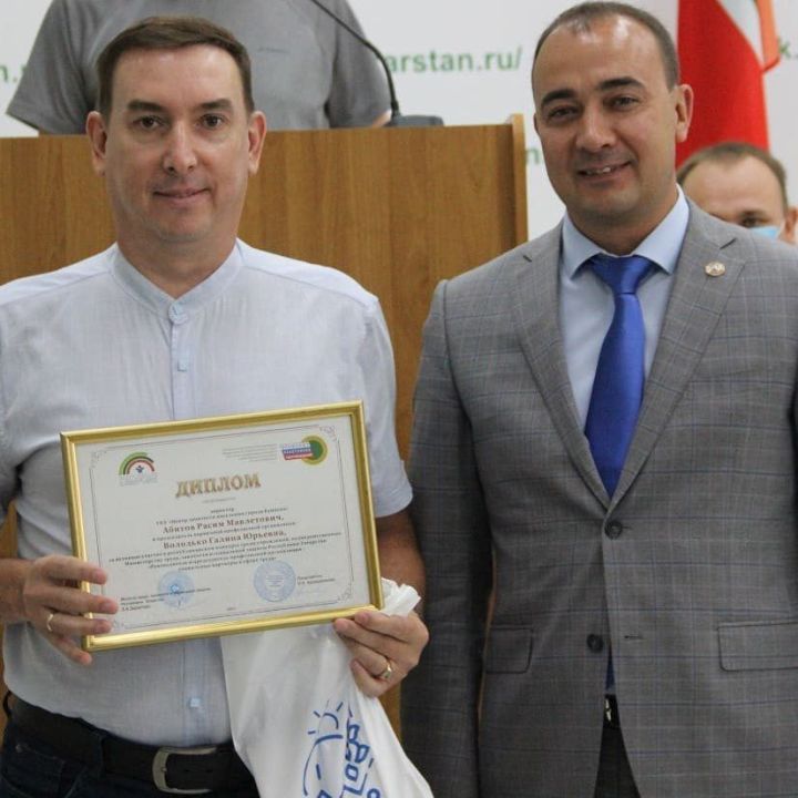 Ранис Камардинов вручил заслуженные награды руководителям учреждений