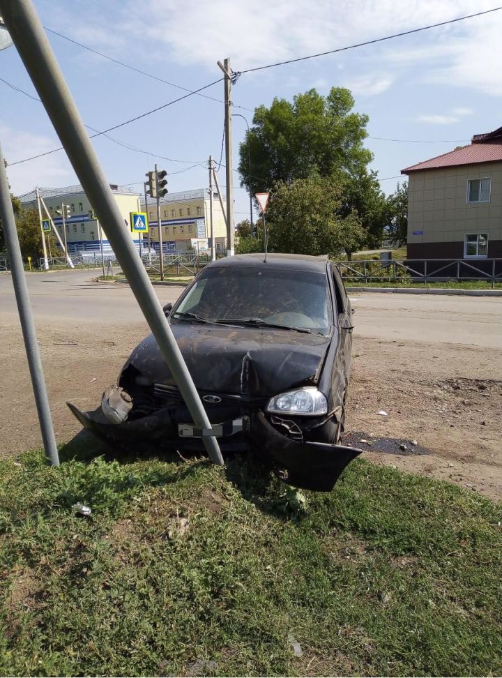 В Буинске водитель потерял сознание за рулем и въехал в столб (+фото)