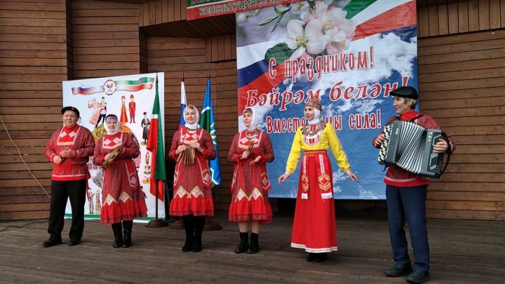 Буинцы в Молодежном парке отметили российский и республиканский праздники