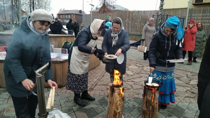 Буинцы в Молодежном парке отметили российский и республиканский праздники