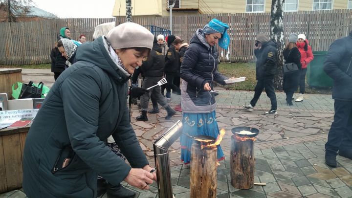 Буинцы в Молодежном парке отметили российский и республиканский праздники