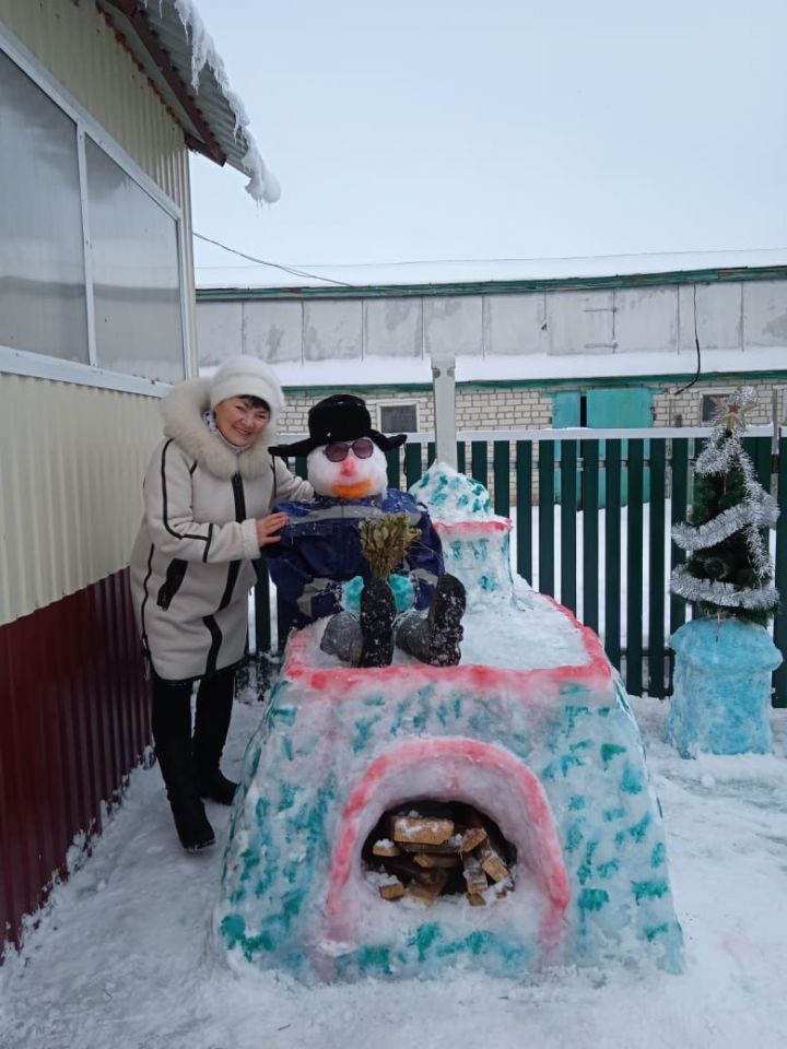 Фельдшер из Буинского района Дания Вагапова вот уже 22 года лепит новогодние фигуры во дворе, у ворот (+фото)