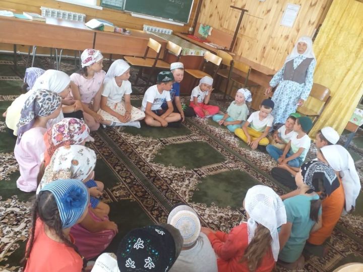 В деревне Новые Чечкабы дети пришли в мечеть на экскурсию (фото, видео)&nbsp;