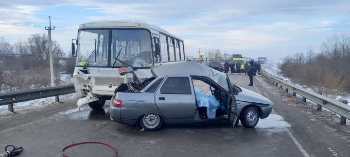 Автобус с восемью пассажирами попал в смертельное ДТП в Татарстане