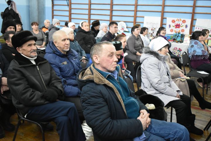 Сельчане Буинского района попросили главу решить проблему с «глиняной» водой
