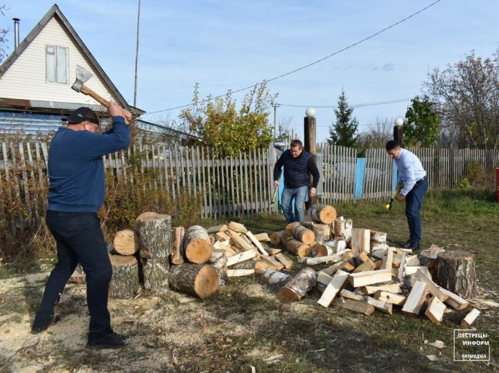 Глава Пестречинского района наколол дрова жене служащего на СВО