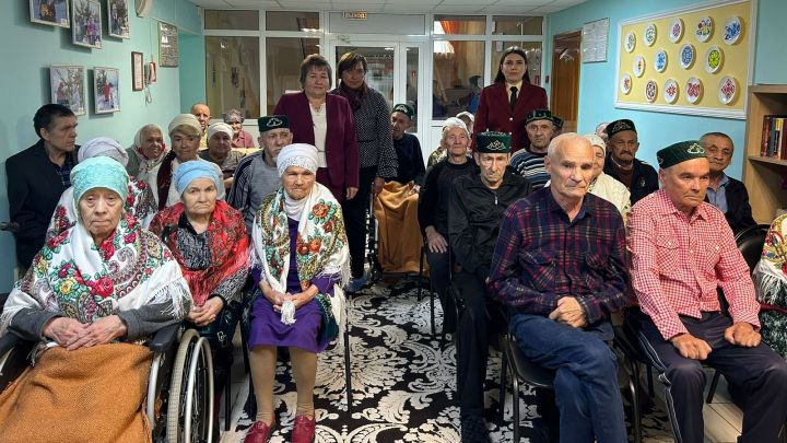 Сотрудник Буинского филиала Госалкогольинспекции  РТ угостила бабушек и дедушек пирогами