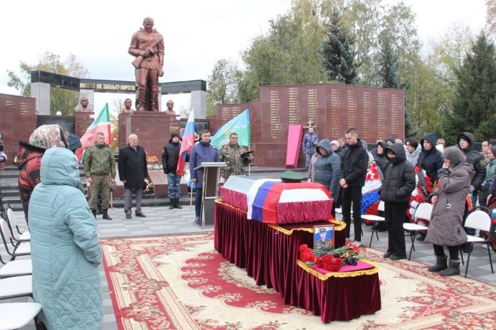 В Буинске простились добровольцем батальона «Алга» сержантом Александром Хлаповым