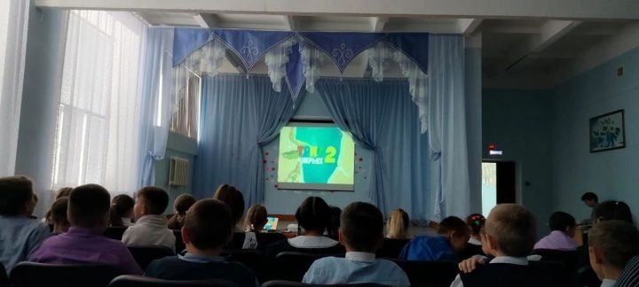 Буинские сёла могут смотреть фильмы и мультфильмы благодаря мобильному досуговому центру «Кинотеатр на колёсах»