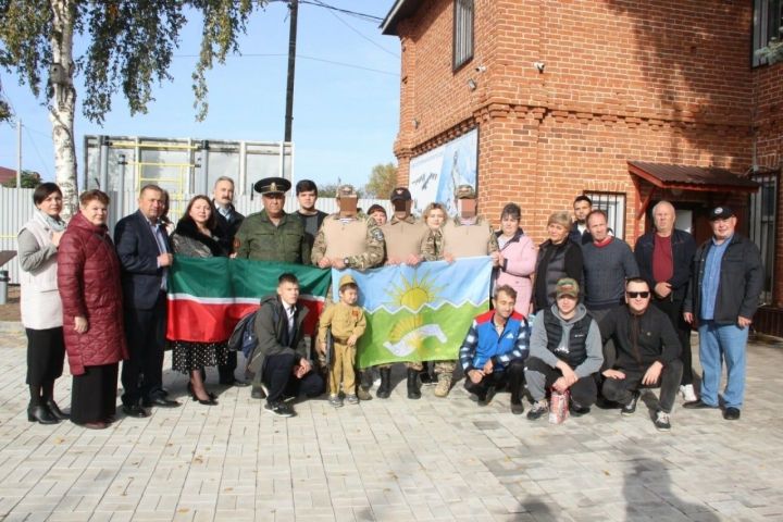 Сегодня трое добровольцев из Буинска отправились в зону СВО