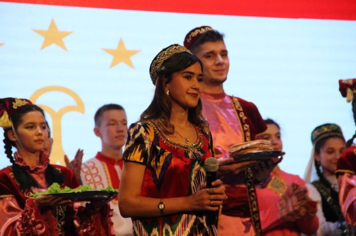Многонациональный Буинск отметил День народного единства