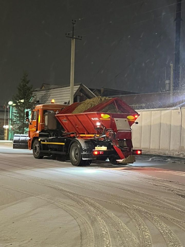 Из-за снегопада на уборку улиц Буинска вышла спецтехника