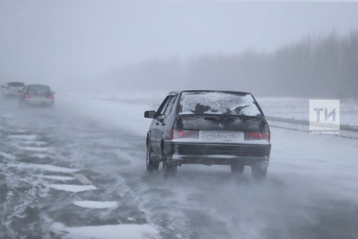 ГИБДД Татарстана призывает водителей быть осторожнее на дорогах в метель и гололед