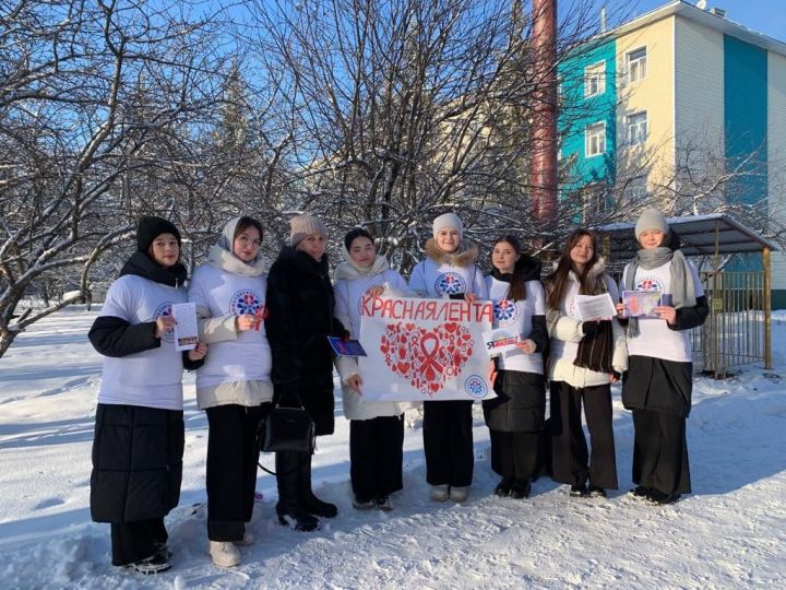 SaMoSтоятельные дети отряда «РОСТОК» лицея №2 Буинска провели традиционную акцию «Красная лента» в знак поддержки ВИЧ-инфицированных людей и борьбы со СПИДом