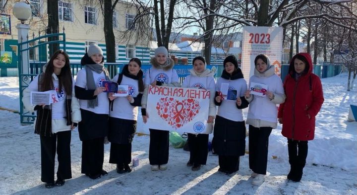 SaMoSтоятельные дети отряда «РОСТОК» лицея №2 Буинска провели традиционную акцию «Красная лента» в знак поддержки ВИЧ-инфицированных людей и борьбы со СПИДом