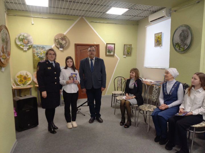 В Буинском краеведческом музее прошло вручение паспортов юным гражданам России, в рамках Дня Конституции РФ