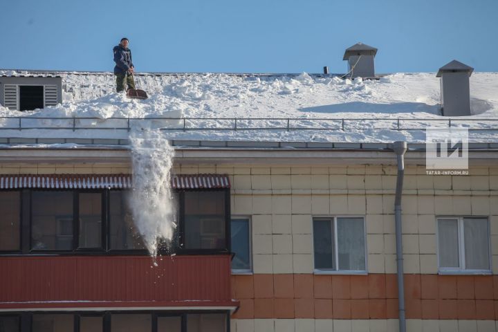 О необходимости очистки кровли от снега