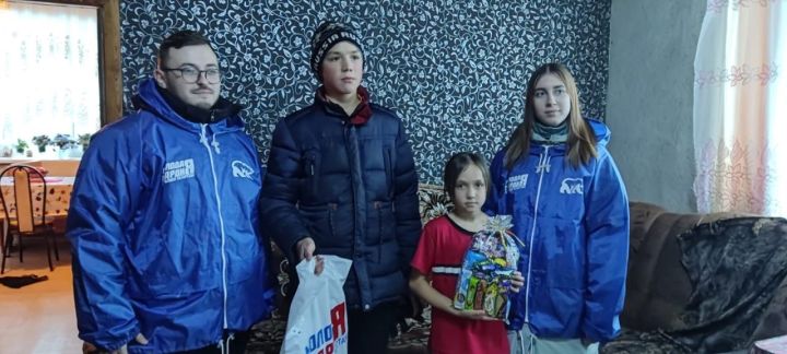 Буинские молодогвардейцы поддерживают малообеспеченных семей